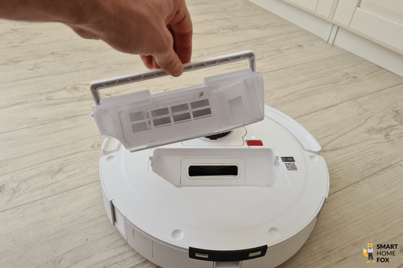 Der mobile Staubbehälter des ECOVACS DEEBOT T10 wird mit Hilfe eines Tragegriffs entnommen
